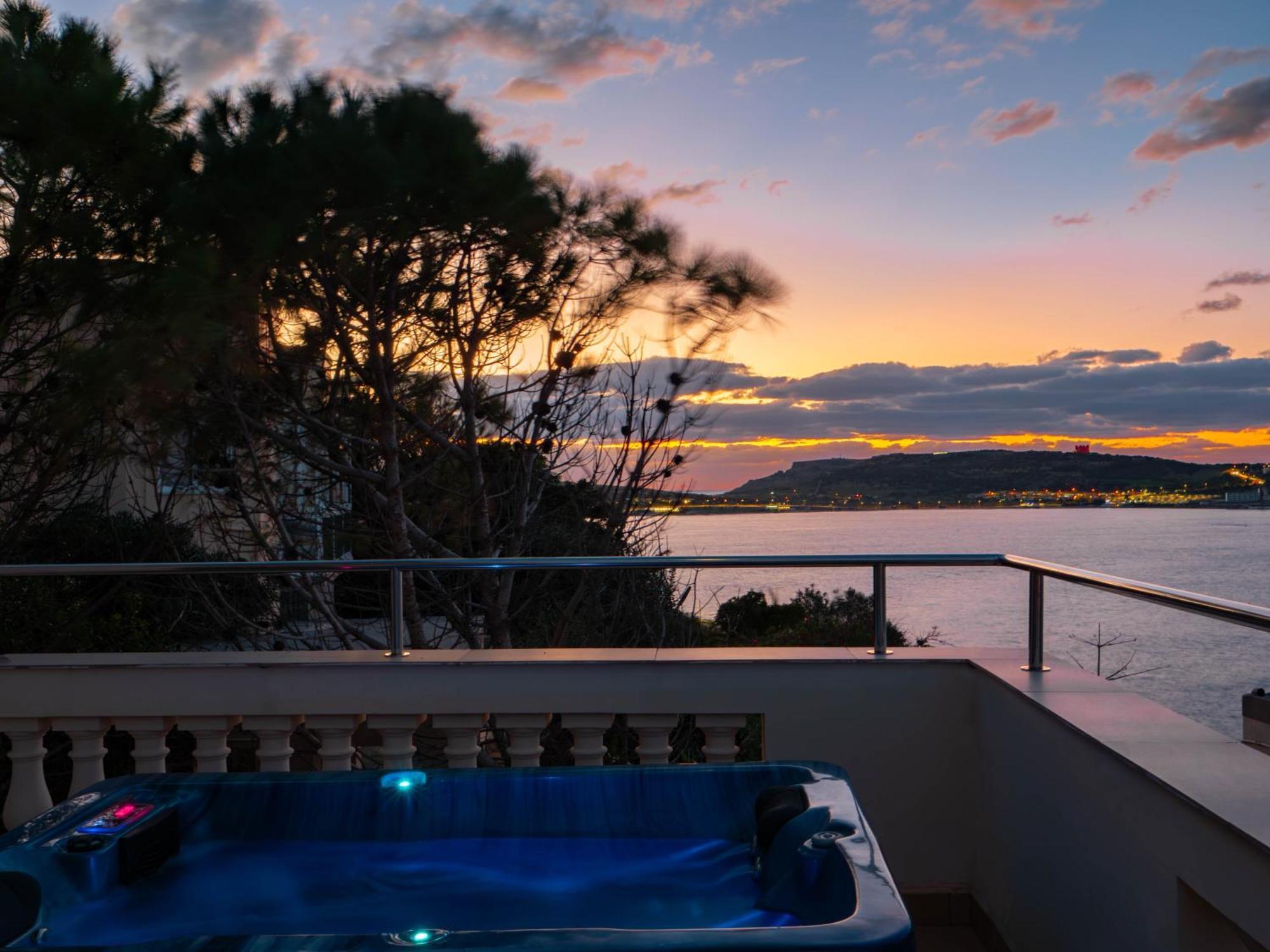 Villa Palma - Sunset Sea Views With Pool, Jacuzzi, Sauna And Games Room Mellieha Ngoại thất bức ảnh